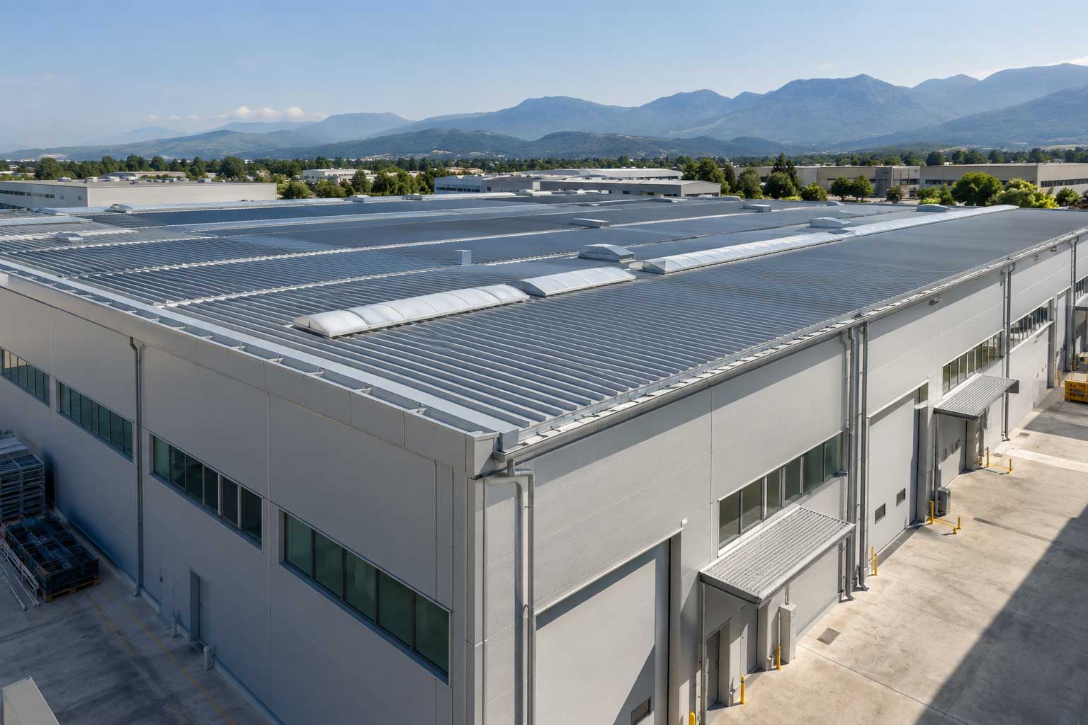 Tetto industriale in copertura metallica di un capannone produttivo