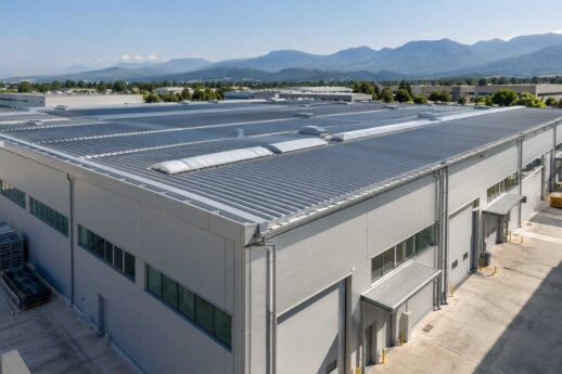 Tetto industriale in copertura metallica di un capannone produttivo