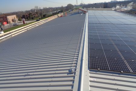 copertura industriale con panneli solari e lastre grecate aa coperture