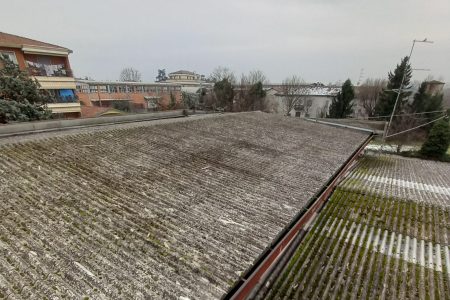foto tetto centrale del tetto in amianto aa coperture