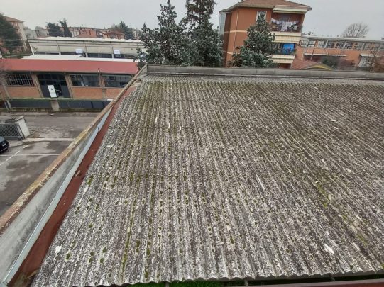 foto tetto laterale del tetto in amianto aa coperture