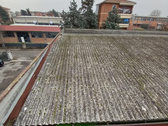 foto tetto laterale del tetto in amianto aa coperture